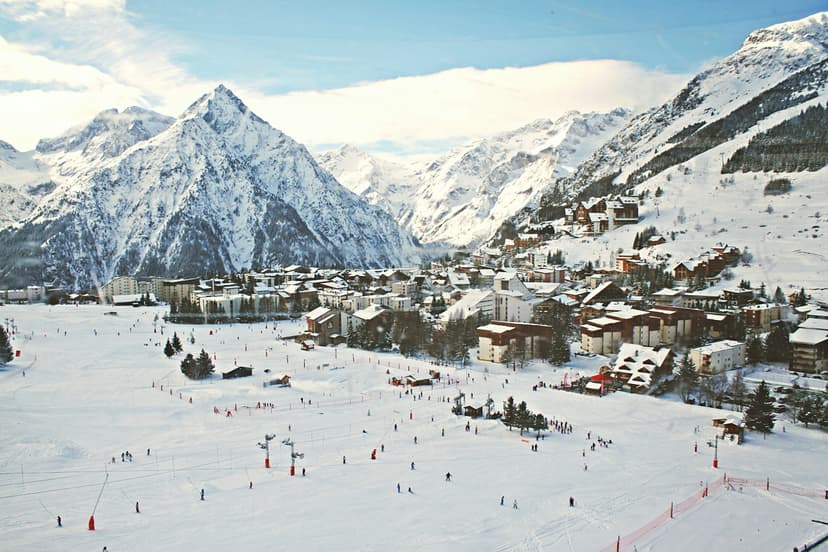 Les-deux-alpes-ski-resort-france